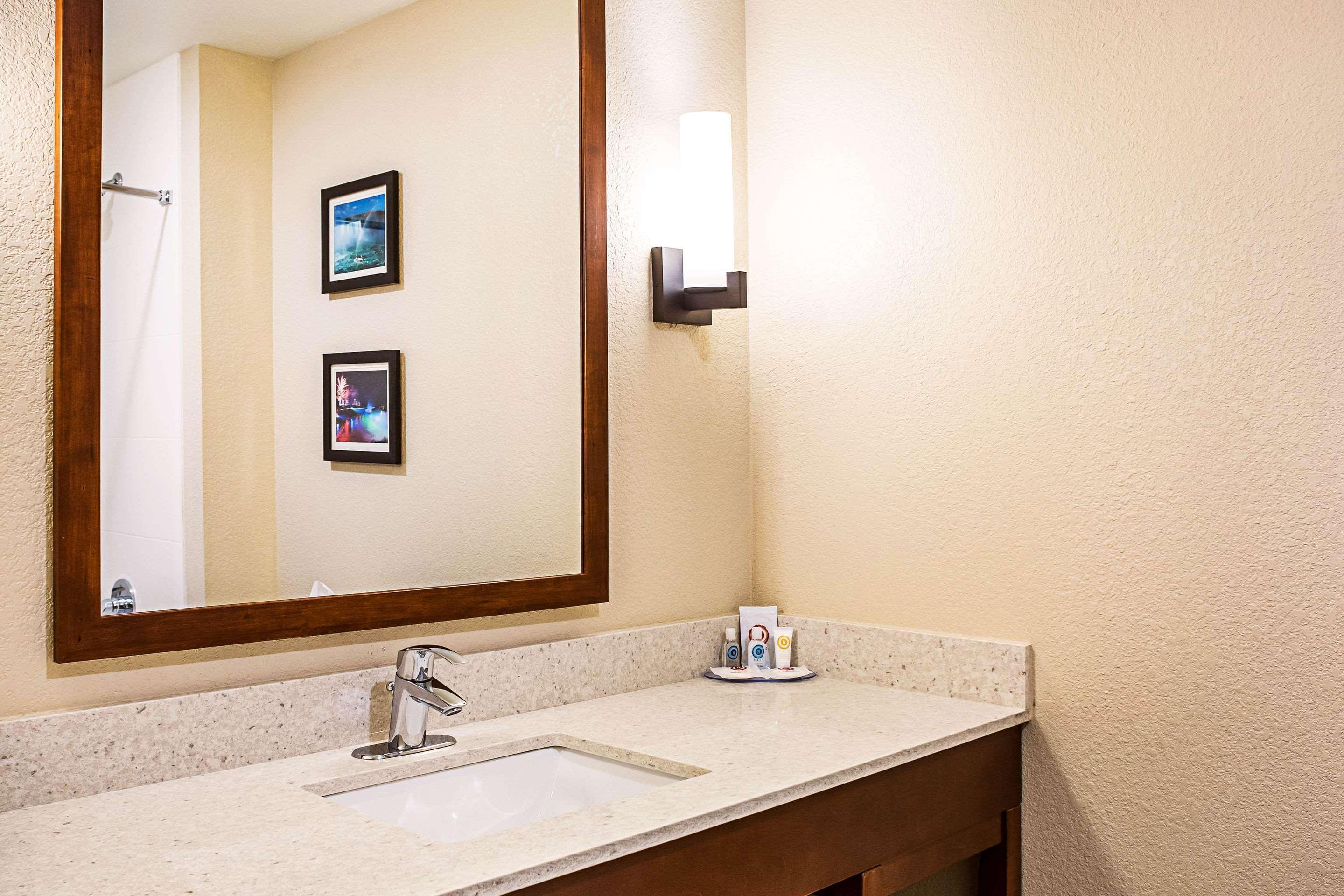 Comfort Inn & Suites Niagara Falls Blvd Usa Exterior photo